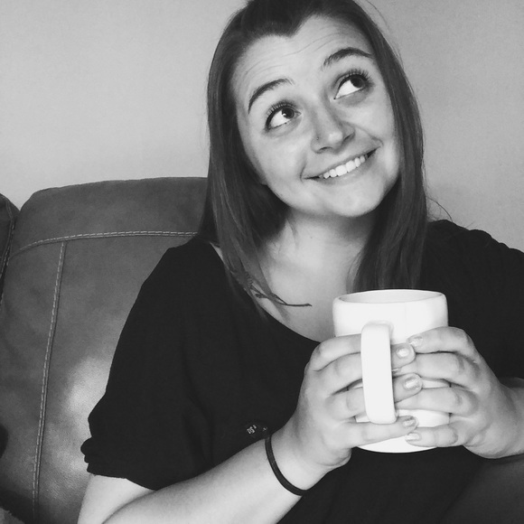 Meet your Posher, Laura - Picture 2 of 2